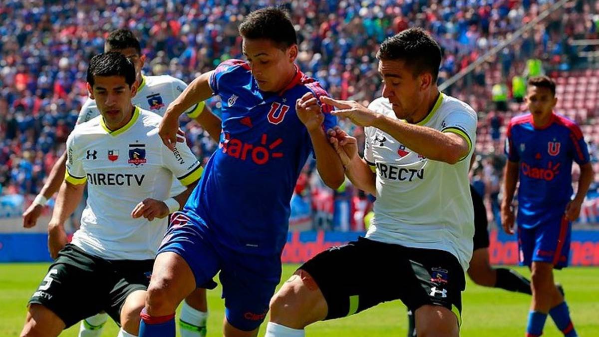 niños jugando al futbol